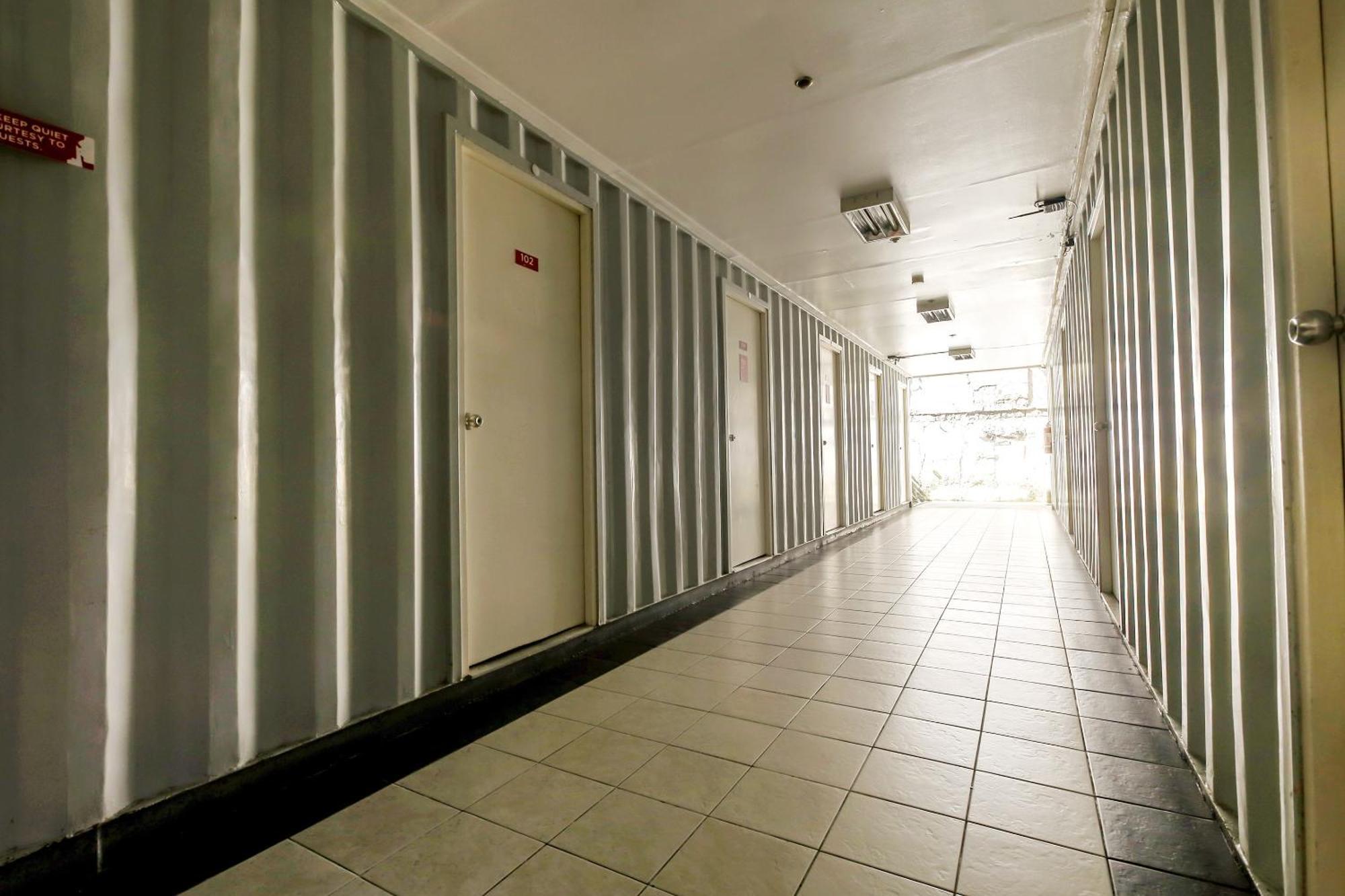 Metro Deluxe Residences Pasay Exterior photo